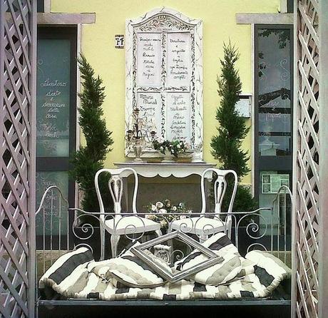 Corsi d' Arte. Pittura su mobili e su mura, decorazione a foglia,e restyling di vecchi mobili e oggetti.