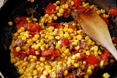 Pasta tonno pomodori e mais e cipolla