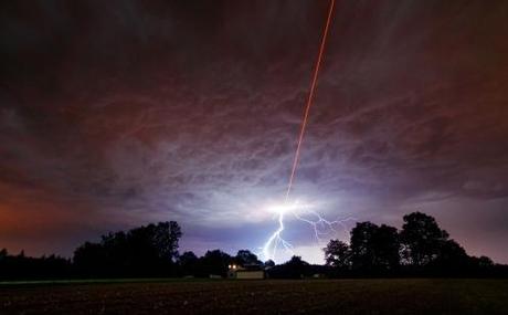Lampi e raggi laser sopra i cieli dell’ESO