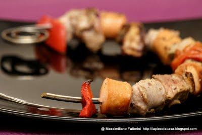 BBQ: la ricetta dei spiedini circolari di vitellone, wurstel, pomodorini e salsiccia