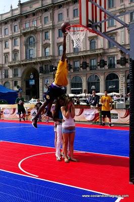 NBA Fan Zone invade Piazza Duomo a Milano!