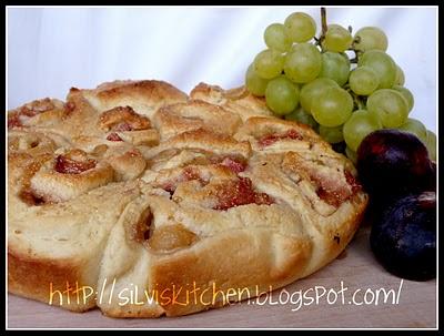 Rose di pan brioches con uva e fichi