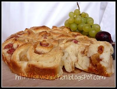 Rose di pan brioches con uva e fichi