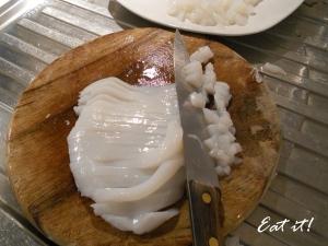 Calamari in crema di risotto - Taglio a cubetti i calamari