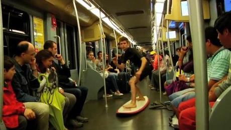 Fare surf in metro.. [guerrilla marketing]