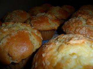 MUFFIN YOGURT E CIOCCOLATO BIANCO AL VAGO SENTORE DI RHUM E........L'APOCALISSE.....!!!!!!