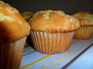 MUFFIN YOGURT E CIOCCOLATO BIANCO AL VAGO SENTORE DI RHUM E........L'APOCALISSE.....!!!!!!