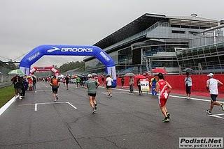 La strada è quella giusta, ma è allagata (mezza di Monza 2011).