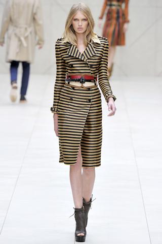 London Fashion Week: Burberry Prorsum P/E 2012 ...(2.0)