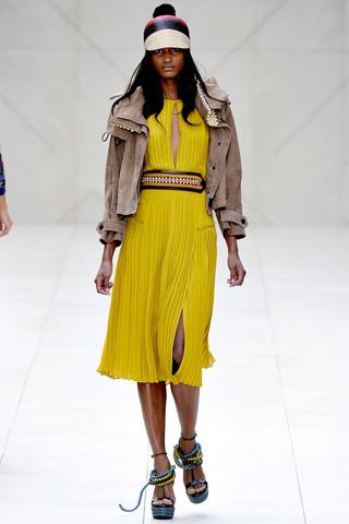 London Fashion Week: Burberry Prorsum P/E 2012 ...(2.0)