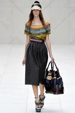 London Fashion Week: Burberry Prorsum P/E 2012 ...(2.0)