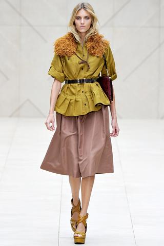 London Fashion Week: Burberry Prorsum P/E 2012 ...(2.0)