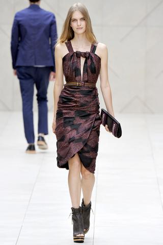 London Fashion Week: Burberry Prorsum P/E 2012 ...(2.0)