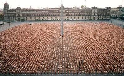 A Spencer Tunick il mondo piace il nudo