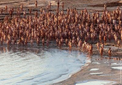 A Spencer Tunick il mondo piace il nudo