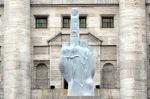 Dito di Cattelan, oggi i milanesi in piazza Affari