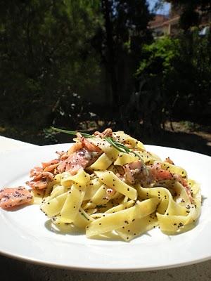 Fettuccine all'uovo con Salmone e Semi di Papavero