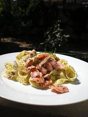 Fettuccine all'uovo con Salmone e Semi di Papavero