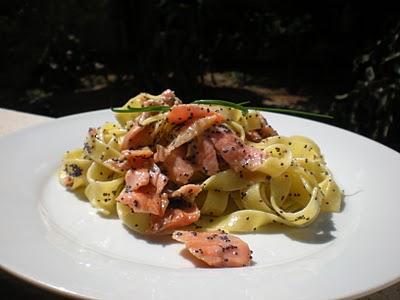 Fettuccine all'uovo con Salmone e Semi di Papavero