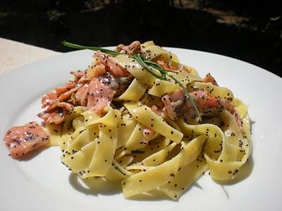 Fettuccine all'uovo con Salmone e Semi di Papavero