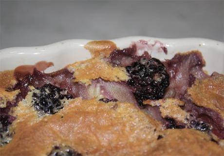 Clafoutis con more e prugne al profumo di cannella