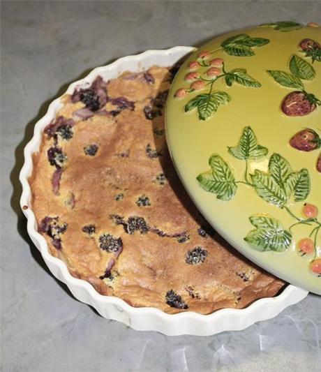 Clafoutis con more e prugne al profumo di cannella