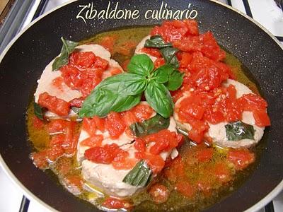 Tonno al pomodoro e basilico