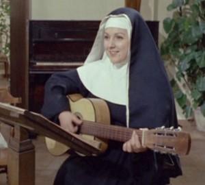Orietta Berti mentre canta le canzoni di Suor Sorriso Il Carneade Musicale: il Triste Caso di Sœur Sourire