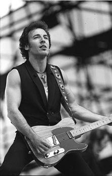 http://upload.wikimedia.org/wikipedia/commons/thumb/7/7d/Bundesarchiv_Bild_183-1988-0719-38%2C_Bruce_Springsteen%2C_Konzert_in_der_DDR.jpg/221px-Bundesarchiv_Bild_183-1988-0719-38%2C_Bruce_Springsteen%2C_Konzert_in_der_DDR.jpg