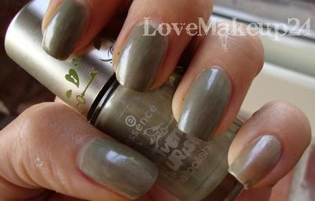 Swatch Essence - 03 Barefoot Through The Moss