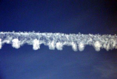 Scritte nel cielo spruzzate dagli aerei: filmati mostrano scie che evidentemente sono chimiche e non di condensa