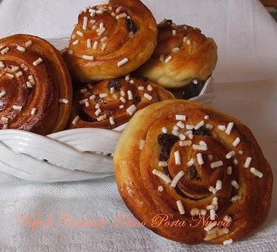 Girelle con crema alla cannella e uvetta, per una domenica d'autunno