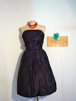 WE love VINTAGE petite robe noir!