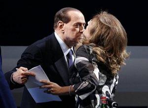 Il Paese affonda tra i ricatti: Silvio “avverte” Emma