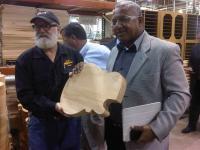 Frank Voreqe Bainimarama e Chair Henry Juskiewicz, CEO della Gibson - il mogano delle Fiji nelle migliori chitarre del mondo