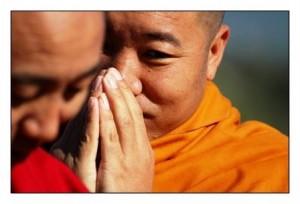 Vogliamo la libertà di religione. Due monaci tibetani si danno fuoco