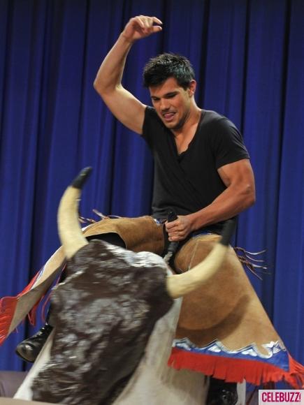 Taylor Lautner ragazzo d'oro ha montato anche un toro