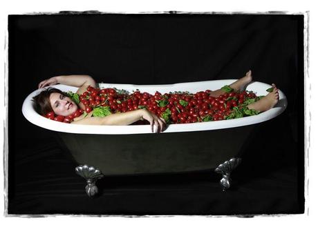 Un insolito bagno in una vasca di pomodori…