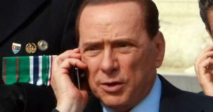 Berlusconi parla al cellulare