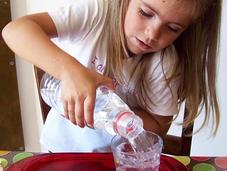 Attività vita pratica: travasi versare l'acqua bicchiere