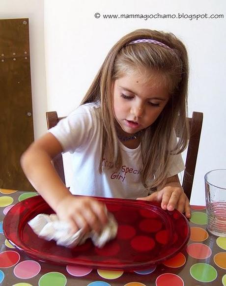 Attività di vita pratica: travasi per versare l'acqua nel bicchiere
