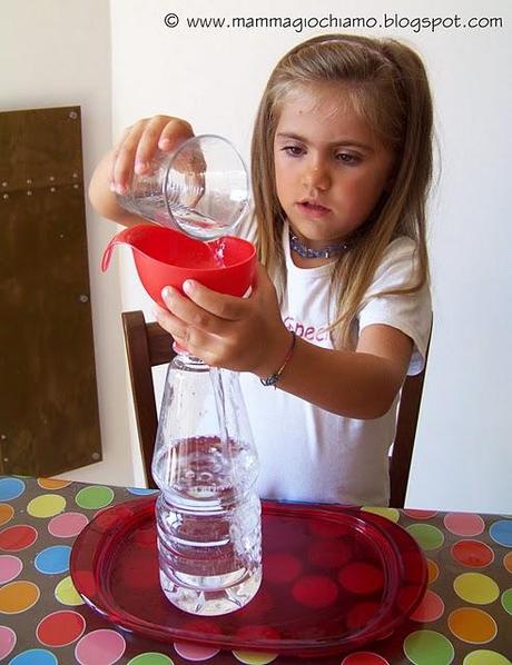 Attività di vita pratica: travasi per versare l'acqua nel bicchiere
