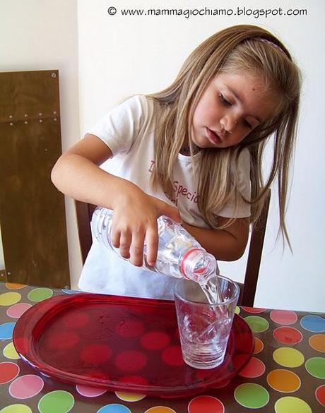 Attività di vita pratica: travasi per versare l'acqua nel bicchiere