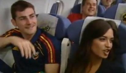 SPAGNA, SERENATA SULL'AEREO PER CASILLAS E LA CARBONERO (VIDEO)