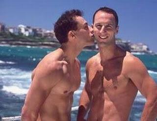 Coppia Gay si Bacia in Spiaggia, il Bagnino Tenta la Denuncia