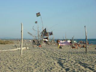 Coppia Gay si Bacia in Spiaggia, il Bagnino Tenta la Denuncia