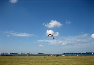 Behind the corner, waterskiing