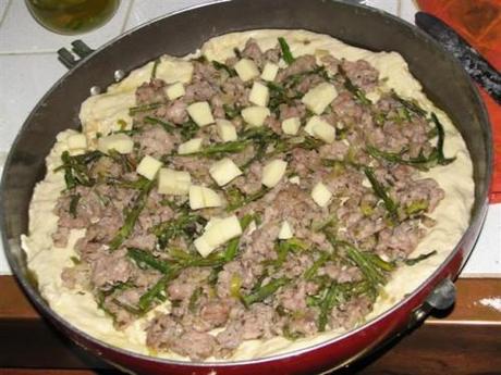 Focaccia morbidissima con ripieno di salsiccia e asparagi