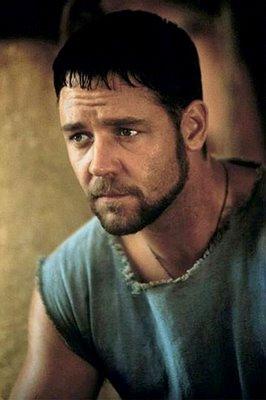 Russell Crowe sta benissimo  e porta il bimbo nel giardino delle birre….