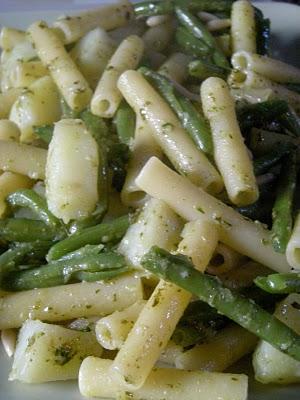 Un classico: pasta con pesto, fagiolini e patate